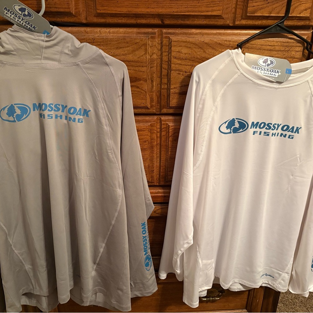 Mossy Oak Fishing Shirts in White and Gray Mens XL two for one!!!